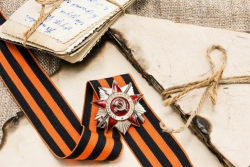 Омичи посмотрят городской парад Победы в интернете